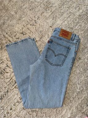 Levi’s 501 High Rise Straight Leg Jeans  – Vintage-Inspired Wash